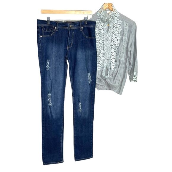 𝅺STRAIGHT Leg Distressed Jeans Size 13/14 - Picture 3 of 9